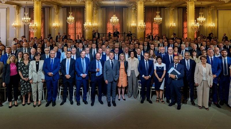 Électrification : Macron mobilise une “équipe de France” et s’en remet aux entreprises